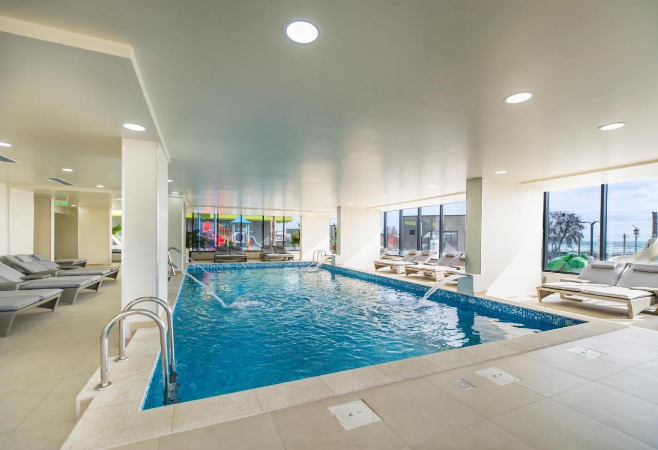 Seascape Apartment Spa N Pool Beach Resort Mamaia Exterior photo